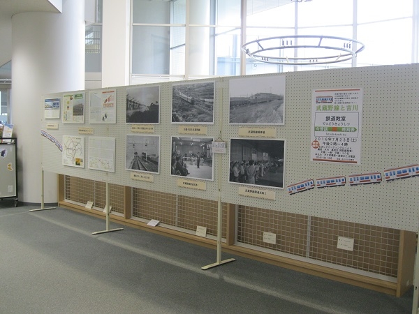 吉川駅のパネル展示をやっています！