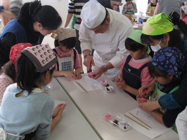「親子で和菓子作り体験」を開催しました。