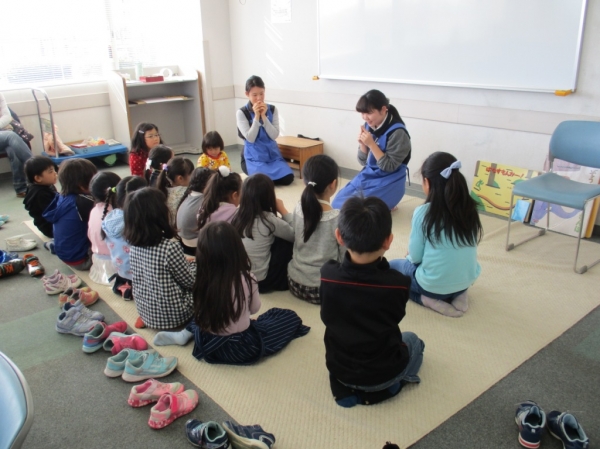 放課後子どもクラブ「読み聞かせとマジック工作」を開催しました。
