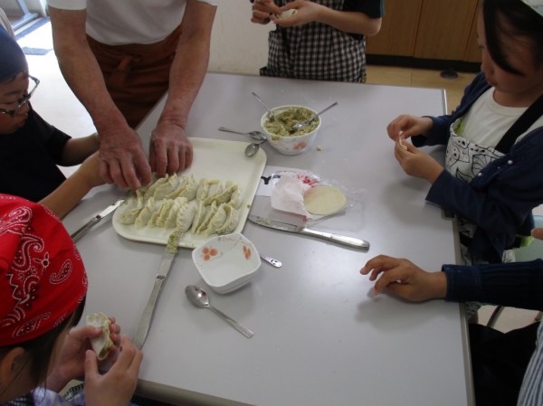 春休み子ども料理教室「おいしいギョウザを作って食べよう！」を開催しました
