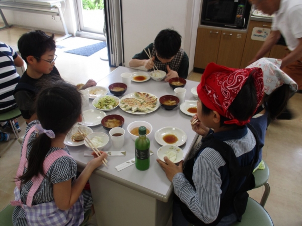 春休み子ども料理教室「おいしいギョウザを作って食べよう！」を開催しました