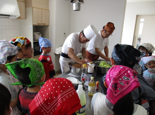春休み子ども料理教室「おいしいギョウザを作って食べよう！」を開催しました。
