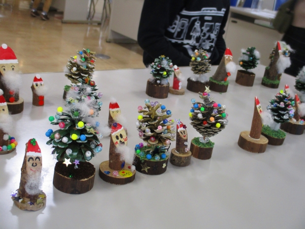 12月3日（土）あつまれ！放課後子どもクラブ「まつぼっくりツリーと木の枝サンタを作ろう」を開催しました。