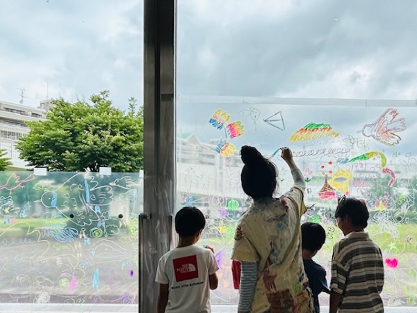 夏休み特別企画 さっぴーくらぶのメンバーと「おあしすの窓に絵を描いちゃおう!」を開催しました。